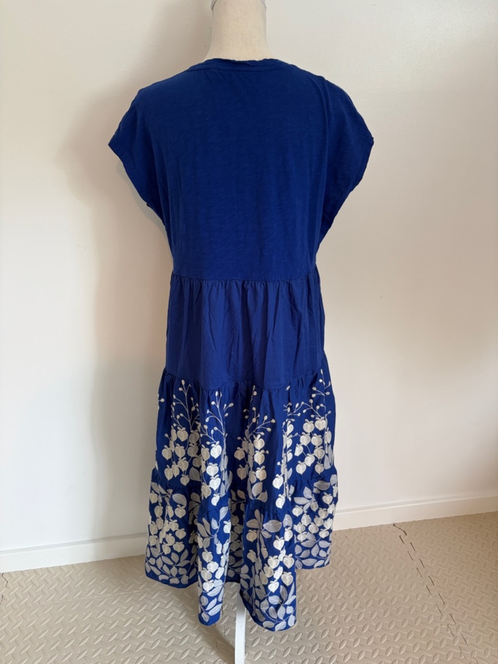 Boden Women’s Blue Tiered Midi Dress with White Floral Embroidery Size 10 - Picture 4 of 6